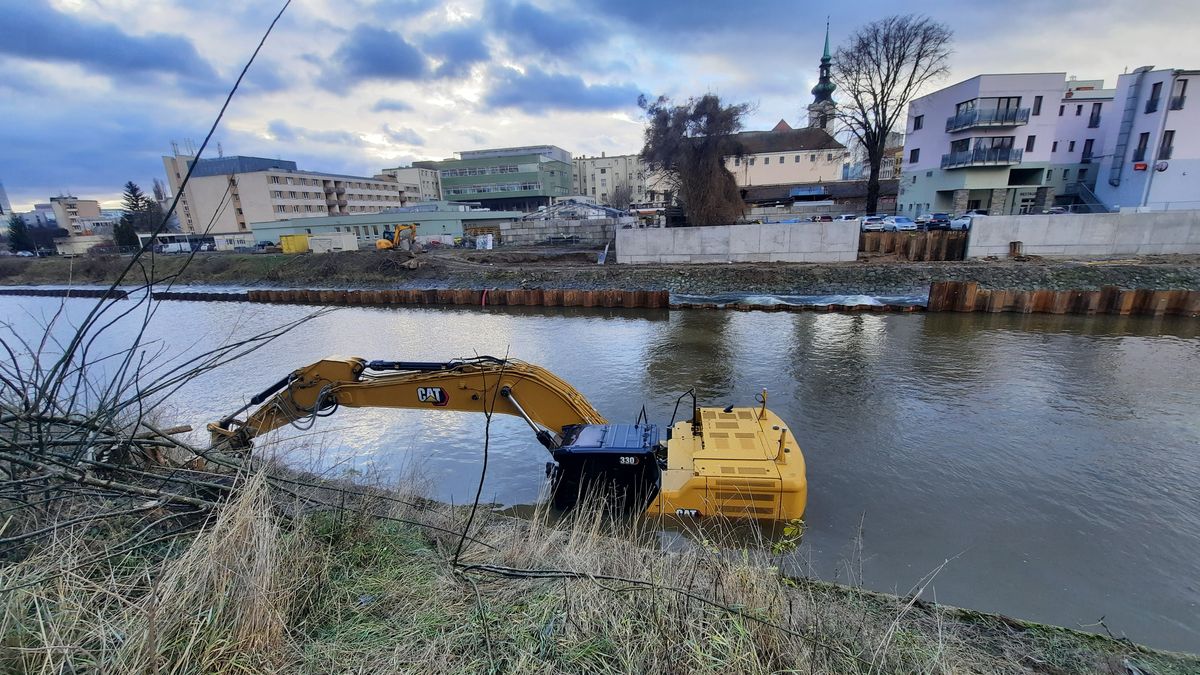 Stavbaři v Brně utopili bagr. Při stavbě protipovodňových opatření je překvapila velká voda
